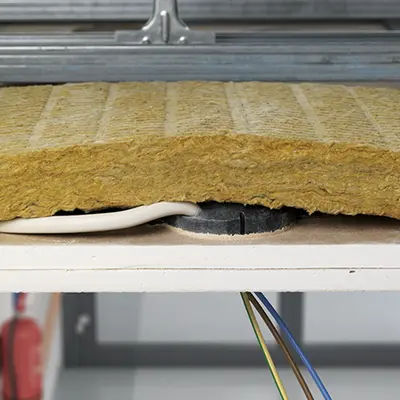Avec la laine minérale conforme à EN 13501 Partie 1, l'installation résiste à un incendie jusqu'à une classe EI60, et avec l'isolant Rockwool/Termarock 100 jusqu'à la classe de résistance au feu EI90.