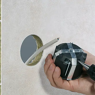 Occupancy can be for a max. of four entries of up to Ø 13 mm as well as for flame-retardant cables in accordance with UL-VO. Use the KAISER universal opening cutter (Art. No. 1085-80) to cut the openings for the cable entry.