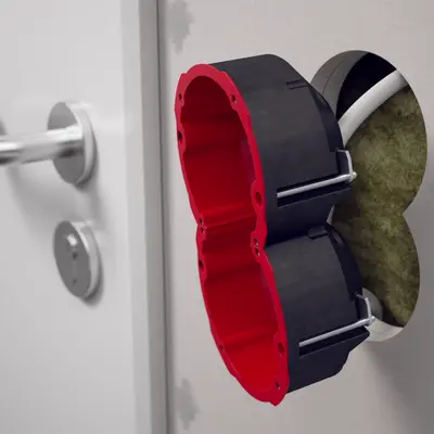 Nur das Kabel in die Dose einführen!