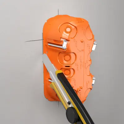 Gebruik buitenrand van de doos om plaatmateriaal licht in te snijden.