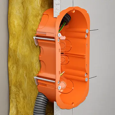 Buizen verschuiven bij de inbouw van de doos parallel met de beplanking.