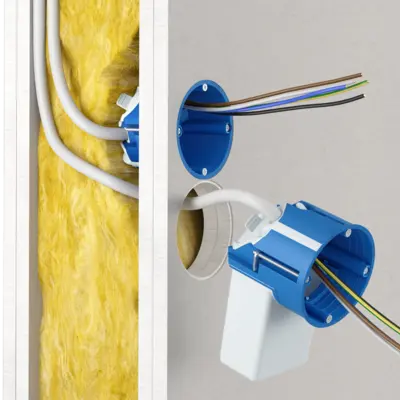 Leitung oder Rohr luftdicht durch die elastische Dichtungsmembran einführen.