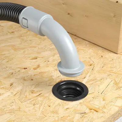 Emboîtement du coude à 90° sur le conduits de l'installation électrique et...