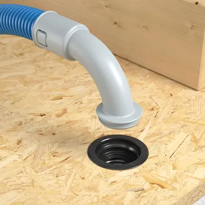 Emboîtement du coude à 90° sur le conduits de l'installation électrique et...