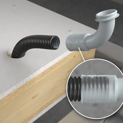 Le conduit d'installation électrique en saillie est introduit dans le logement du conduit du coude à 90° jusqu'à la butée de profondeur et enclenché.
