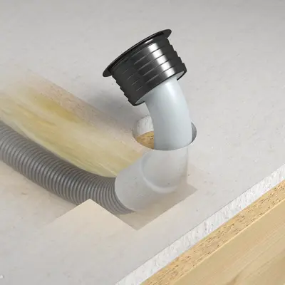 Après avoir emboîté l'élément de raccordement mural, la transition mur/plafond est ramenée à 90° dans l'élément mural à travers l'orifice d'encastrement...