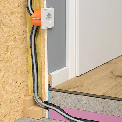 Le passage propre et défini des conduits aux points de transition évite les étapes de finition sur le chantier, coûteuses en temps et en argent.