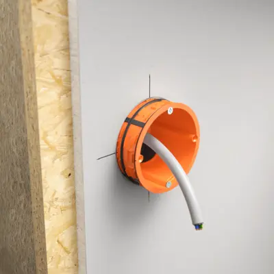 Mittenkennzeichnungen an der ersten Klemmrippenreihe und Zentrierstege für die exakte Positionierung und Einführung der Dose, ohne Verkanten in der Installationsöffnung.