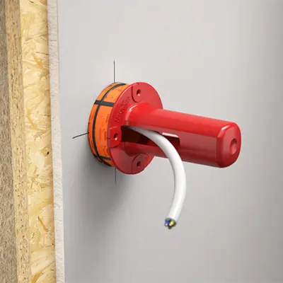 Die Dose wird mit dem neuen Setzwerkzeug (Art.-Nr. 1090-12) einfach in die Wand gedrückt.