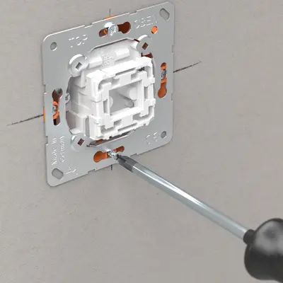 Easy-to-fit device fixing thanks to +/- screw.