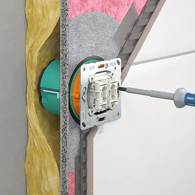 Zur Einhaltung der IP-Schutzklasse kann bei aufbauenden Wandbelägen > 10 mm der Putzausgleich-Ring (Art.-Nr. 9155-61 bzw. -62) montiert werden.