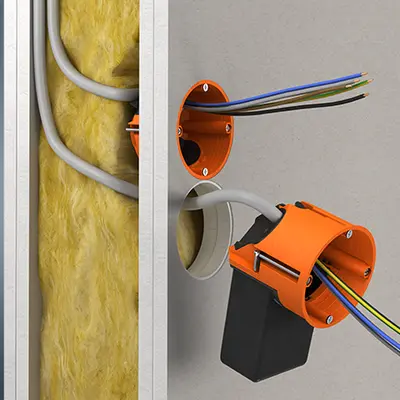 Introduire le câble ou le conduit de manière étanche à l'air à travers la membrane d'étanchéité élastique.