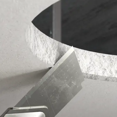 Schuin de inbouwopening af voor montage gelijk met het plafond of de wand met behulp van een cuttermes.