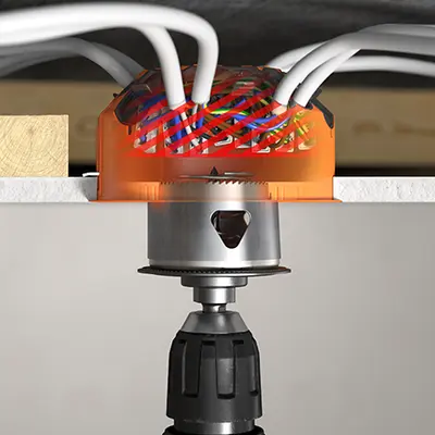 Let bij het maken van de inbouwopening op de freesdiepte om het leidingmateriaal in de inbouwbehuizing niet te beschadigen!