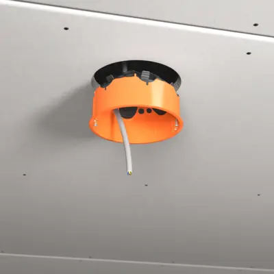 Steek de aansluitleiding zonder gereedschap door het elastische afdichtingsmembraan.
