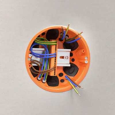 Fitting of fixing adapter for connection terminals on top-hat rail.