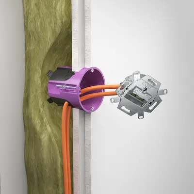 Le boîtier de raccordement pour appareils O-range ECON® offre également un acheminement pratique des câbles vers l'appareil pour l'installation de boîtiers de raccordement de réseau...