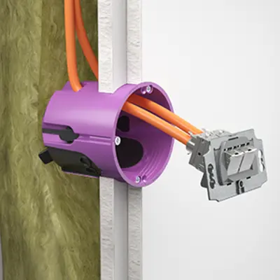 Grâce à des entrées de câbles positionnées de manière optimale, les modules Keystone peuvent être installés sans courber les câbles dans la gamme O-range ECON® Data...