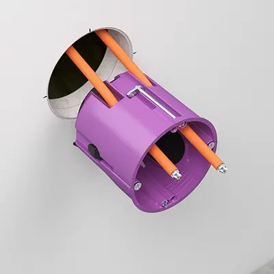 Insérer les câbles de données et de réseau à travers la membrane d'étanchéité élastique sans outils.