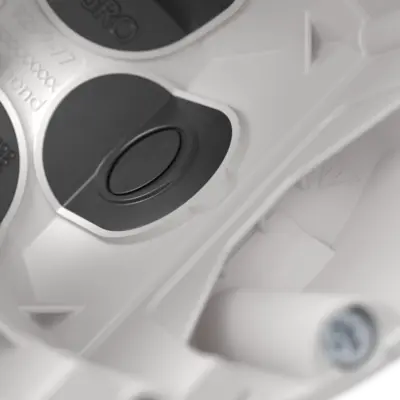 Reinforcement around the opening prevents the membrane from tearing and at the same time increases the retention of the tubes.
