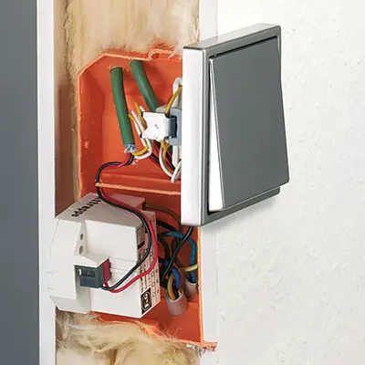 Die Electronic-Dose bietet einen großzügigen Installationsraum zur dezentralen Installation von z. B. kleinen Fensteraktoren zur Steuerung von Jalousie und Heizung.