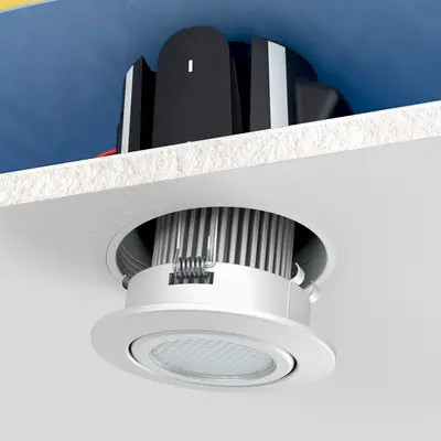Insérer le spot dans le boîtier.