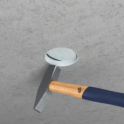 Après le décoffrage du plafond ou du mur en béton, ouvrir la coiffe avant (par ex. n° art 1281-01) d'un coup de marteau.