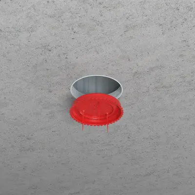 Après le décoffrage et l'insertion des câbles d'alimentation, le couvercle de repérage est placé dans l'orifice d'encastrement.
