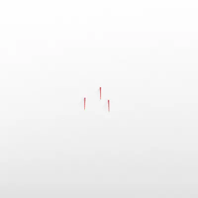 Les picots de repérage rouges sont flexibles pendant le processus de lissage et n'entravent pas cette étape, tout en étant suffisamment stables pour garder leur position dans la surface de l'enduit.