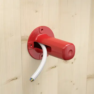 De doos wordt met het zetwerktuig (art.-nr. 1090-12) eenvoudig in de Ø 74mm-inbouwopening van de wand van massief hout gedrukt.