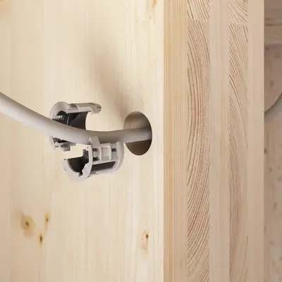 Plaats de twee halve delen van het B15 PROTECT®-leidingdoorvoersysteem om de leiding, vergrendel...