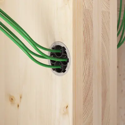 Voor kabeldoorvoeringen door massief houten muren.