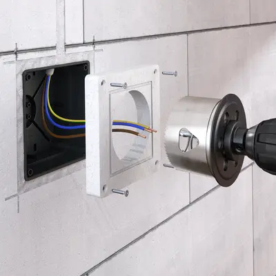You can create the installation opening before or after inserting the housing. The equipment is attached by simply clamping it in or screwing it into the mineral fibreboard.