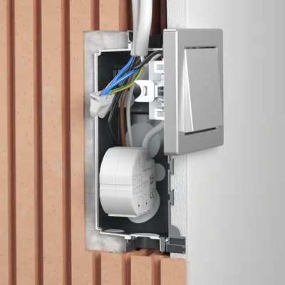L'installation d'actionneurs radio, par exemple, est possible de manière confortable grâce à la boîte électronique, sans que les câbles ou les appareils ne soient soumis à des contraintes excessives.