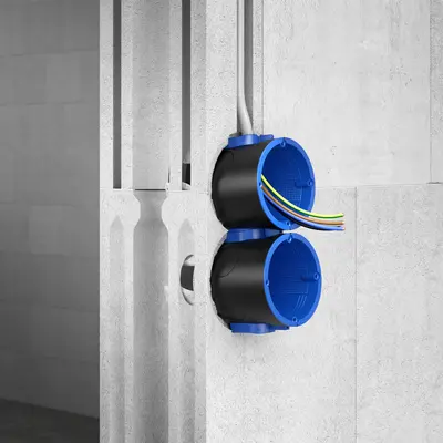 La boîte d'isolation acoustique est simplement fixée à l'aide de plâtre.