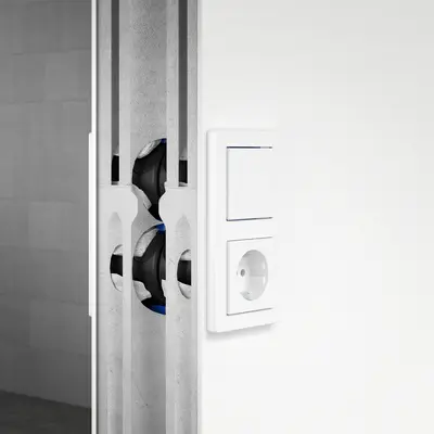 Exemple d'encastrement avec une combinaison interrupteur-prise.
