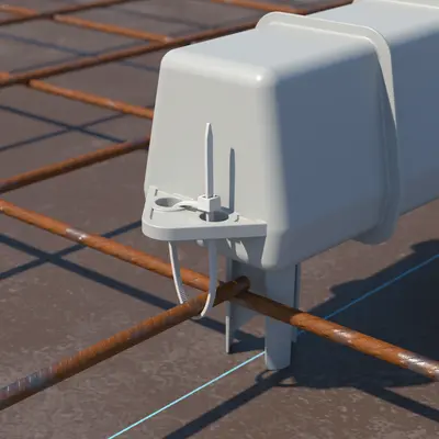 Trafotunnel mit Kabelbinder sichern, um ein Aufschwimmen zu verhindern.