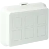 - Erhöhter AK2-Deckel mit 6 Ausbrechöffnungen für die Montage von Adaptern.
- Der Adapter ermöglicht die Montage von RJ45-Steckern aller Marken und Typen und kann separat bestellt werden.
- Der Deckel hat an seinem Rand Merkmale, die das Codieren erleichtern.
- Frontteil, ausgestattet mit Ausbrechöffnungen für Adapter zur Aufnahme von Keystone-Modulen