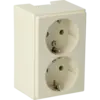 - 2-polig met randaarde.
- 16A / 250V met insteekcontacten voor massieve aders.
- Bestaat uit bodemplaat met voorgemonteerd element, kap en bevestigingsmateriaal.
- Open invoer voor platte buis, geen apart invoerstuk nodig. Platte buis invoer aan andere zijde is uit te breken.
- Geïntegreerde aanslag op bodemplaat voor koker en deksel.
- Overlapt het kokerdeksel 5 mm. Zuiver haaks zagen en op maat zagen van deksel is niet nodig.
- Breekpoort in bodemplaat voor achterinvoer van buis Ø 16 mm.
